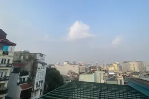 On the morning of January 12, Hanoi experiences dry conditions with light fog and no rainfall. (Photo: SGGP)