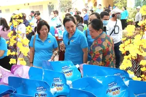 Trade Union members shop for essential items. (Photo: SGGP)