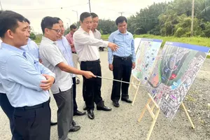 The Economic and Budget Committee of the Ho Chi Minh City People's Council conducts an on-site inspection of key transport projects in the city. (Photo: SGGP)