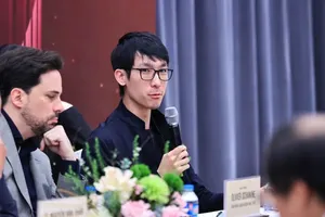 Pianist Eric Lu speaks at the press conference. (Photo: SGGP)