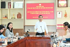 Deputy Secretary of the Ho Chi Minh City Party Committee and Chairman of the Vietnam Fatherland Front Committee in Ho Chi Minh City, Nguyen Phuoc Loc, chairs the meeting. (Photo: SGGP)