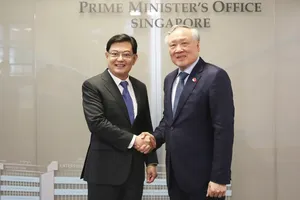 Standing Deputy Prime Minister Nguyen Hoa Binh (R) and Mr. Heng Swee Keat, former Deputy Prime Minister, former Minister for Finance, and former Managing Director of the Monetary Authority of Singapore (MAS)