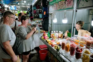Visitors enjoy local food offerings at the Phu Quoc night market. (Photo: SGGP)