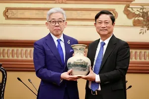 Chairman of the Ho Chi Minh City People’s Council, Vo Van Minh (R) offers a gift to Mr. Hirohisa Fujiwara, Permanent Board Member and International Business Director of Tokyu Corporation. (Photo: SGGP)