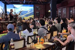Domestic and international tourists enjoy live performances by artists at Chao Show.