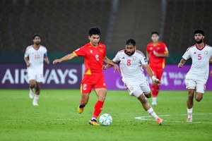 Vietnam's Le Phat makes a determined dribble past a U23 UAE player. Photo: Nhan dan (People) newspaper.