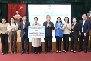 The delegation donates VND200 million to the Fund for Supporting Poor Patients at the Thai Binh Medical College Hospital. (Photo: SGGP)