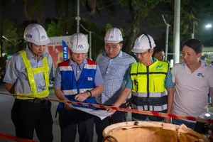 Head of the Ho Chi Minh City Urban Railway Management Board (MAUR), Phan Cong Bang conducts an on-site inspection to review preparations for the construction of Metro Line 2. (Photo: SGGP)