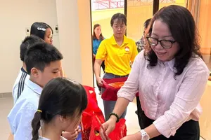 Chanh Hung Ward leaders present lunar New Year cash gifts to children orphaned by Covid-19. (Photo: SGGP)