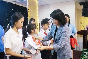 Vice Chairwoman of the Ho Chi Minh City People’s Committee Tran Thi Dieu Thuy offers scholarships to students. (Photo: SGGP)