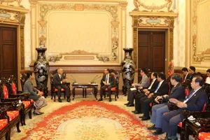 Vice Chairman of the Ho Chi Minh City People’s Council, Huynh Thanh Nhan (R), receives Consul General of the Lao People's Democratic Republic in the city, Phonesy Bounmixay (L). (Photo: SGGP)