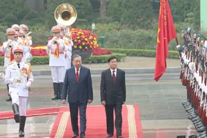 General Secretary of the Communist Party of Vietnam Central Committee To Lam and General Secretary of the Lao People’s Revolutionary Party (LPRP) Central Committee and President of Laos Thongloun Sisoulith at the official welcome ceremony. (Photo: SGGP)