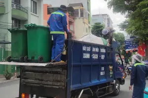 Sanitation workers collect household waste in Tan Binh Ward, Ho Chi Minh City. (Photo: SGGP)