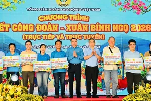 President of the Vietnam General Confederation of Labor, Nguyen Dinh Khang (2nd, R); and Vice Secretary of the Ho Chi Minh City Party Committee cum Chairman of the Vietnam Fatherland Front Committee of the city Nguyen Phuoc Loc (R) attend the opening ceremony of the “Trade Union Tet Market—Spring 2026,” (Photo: SGGP)