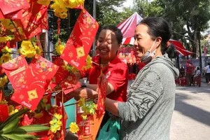Residents shop at the “Zero-Cost Tet Market”. (Photo: SGGP)