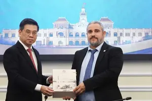 Vice Chairman of the Ho Chi Minh City People’s Committee, Nguyen Van Dung (L) offers a gift to Mr. Bassam Tabajah, Chairman of the Arab Business Council, on January 31. (Photo: SGGP)
