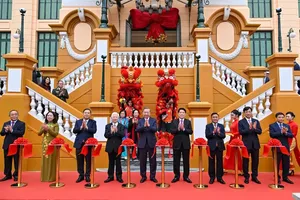 Party General Secretary To Lam, State President Luong Cuong and other officials cut the ribbon to officially inaugurate the renovated, upgraded and newly built headquarters of the Presidential Office at No. 2 Le Thach Street in Hanoi on February 2. (Photo: SGGP)