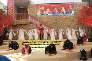 Calligraphy masters from the Youth Cultural House Calligraphy Club offer traditional New Year calligraphy at the festival. (Photo: SGGP)