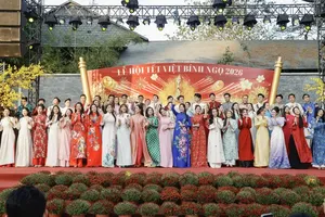 A ceremony honoring 100 artists and individuals who have actively participated in volunteer activities in 2025 is held at the Ho Chi Minh City Youth Cultural House on February 1. (Photo: SGGP)