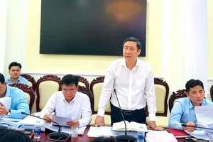 Mr. Nguyen Cong Danh, Head of the Economic and Budget Committee of the Ho Chi Minh City People’s Council speaks at the meeting. (Photo: SGGP)