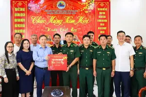 Head of the Ho Chi Minh City Party Committee's Propaganda and Mass Mobilization Commission, Duong Anh Duc (3rd, L), visits the Hiep Phuoc Port Border Guard Station. (Photo: SGGP)