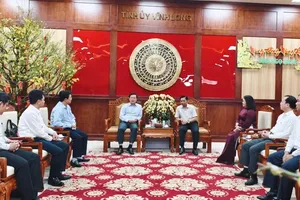 Standing Deputy Secretary of the Ho Chi Minh City Party Committee, Le Quoc Phong (L), visits and conveys Tet greetings to Vinh Long Province. (Photo: SGGP)