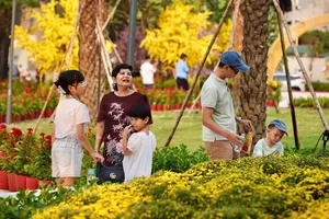 The flower garden at Phan Dinh Phung Indoor Stadium at No. 8 on Vo Van Tan Street, Xuan Hoa Ward attracts residents for leisure and recreation. (Photo: SGGP)