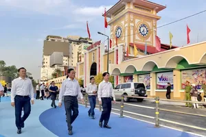Secretary of the Ho Chi Minh City Party Committee Tran Luu Quang (C) conducts an on-site inspection of the urban renewal work at Ben Thanh Market. (Photo: SGGP)