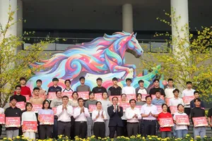 The program aims to support low-income workers and disadvantaged students to return to their hometowns for the Tet holiday. (Photo: SGGP)