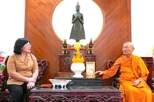 Vice Secretary of the HCMC Party Committee Van Thi Bach Tuyet extends Tet greetings to Most Venerable Vien Minh, Vice Supreme Patriarch of the Patronage Council of the Vietnam Buddhist Sangha and abbot of Buu Long Pagoda. (Photo: SGGP)