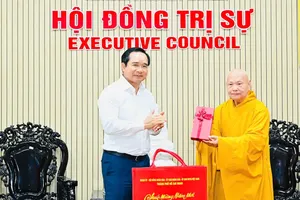 Chairman of the Ho Chi Minh City People’s Committee, Nguyen Van Duoc, offers Tet gifts to Most Venerable Thich Thien Nhon. (Photo: SGGP)