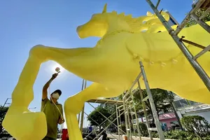 Nguyen Hue Flower Street in Ho Chi Minh City rushed to completion ahead of the 2026 Lunar New Year (Photo: SGGP)