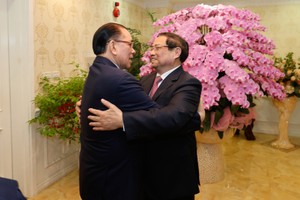 Prime Minister Pham Minh Chinh (right) and former General Secretary Nong Duc Manh (Photo: VGP)