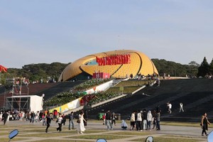 Lam Vien Square draws large numbers of residents and visitors alike.