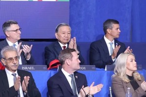 General Secretary of the Communist Party of Vietnam To Lam (centre, back row) attends the inaugural meeting of the Gaza Board of Peace in Washington D.C. on February 19 morning (local time). (Photo: VNA)
