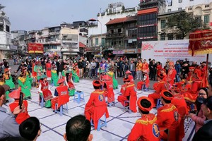 In human chess, each piece is represented by a person in corresponding costume, moving across a giant board under the direction of two players. (Photo: VNA)