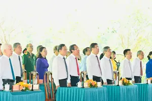 Former State President Nguyen Minh Triet (L) and Secretary of the Ho Chi Minh City Party Committee Tran Luu Quang (7th, R) attend the event. (Photo: SGGP)