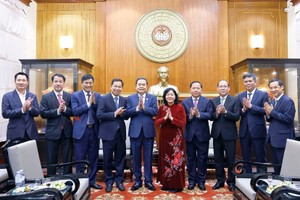 National Assembly Chairman Tran Thanh Man extends Tet greetings to the Vietnam Fatherland Front Central Committee (Photo: Nhandan)