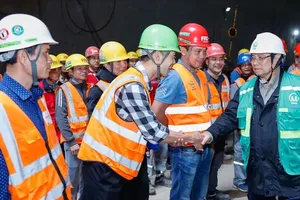 PM Pham Minh Chinh extends Tet greetings to the forces working on the Nhon – Hanoi Station railway line on February 22. (Photo: SGGP)