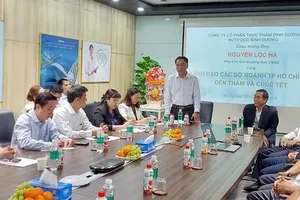 Standing Vice Chairman of the People’s Committee of Ho Chi Minh City, Nguyen Loc Ha, visits NutiFood Nutrition Food Joint Stock Company. (Photo: SGGP)