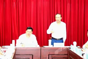 Deputy Minister of Agriculture and Environment Phung Duc Tien, Deputy Head of the National Steering Committee on IUU, speaks at the working session. (Photo: SGGP)