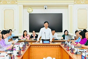 The meeting is chaired by Mr. Vo Van Minh, Member of the Party Central Committee, Deputy Secretary of the Municipal Party Committee, Chairman of the Ho Chi Minh City People’s Council, and Chairman of the City Election Committee. (Photo: SGGP)