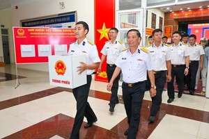 Officers and soldiers of the Naval Region 2 Command transport ballot boxes to vessels to serve the election process. (Photo: SGGP)