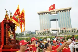 Thousands of residents took part in the Goddess Thien Hau palanquin procession in Binh Duong Ward, Ho Chi Minh City on February 25. (Photo: SGGP)