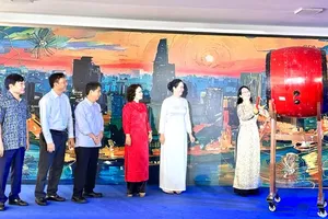 Ms. Tran Thi Dieu Thuy, Vice Chairwoman of the Ho Chi Minh City People’s Committee, performs the ceremonial drum beating to open Vietnam Poetry Day 2026 in the city. (Photo: SGGP)