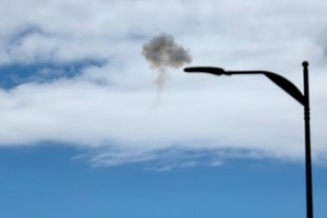 Smoke rises over Jerusalem, Israel, on February 28, 2026. (Photo: Xinhua/VNA)