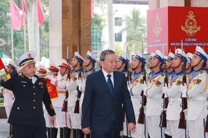 Party General Secretary To Lam reviews the guard of honour of the Vietnam People’s Navy at the ceremony in Hai Phong city on February 28. (Photo: VNA)