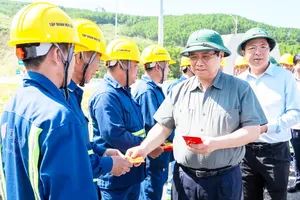 Prime Minister gives Lunar New Year lucky money to workers at Quang Ngai–Hoai Nhon expressway project. (Photo: SGGP)