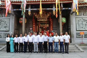 The delegation extends congratulations to Nghia An assembly hall.