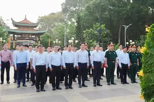 The delegation of leaders from the Party, the State, and Ho Chi Minh City offers incense to heroic martyrs at the Ben Duoc Martyrs Memorial Temple. (Photo: SGGP)